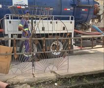 Caminhão é flagrado despejando ‘’esgoto’’ em canal na Levada, em Maceió