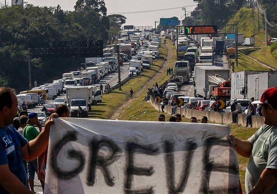 Com frequentes aumentos no combustível, caminhoneiros ameaçam fazer nova paralisação