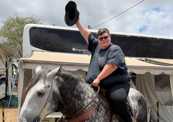 Gordão da XJ realiza sonho de montar a cavalo após perder 115 kg