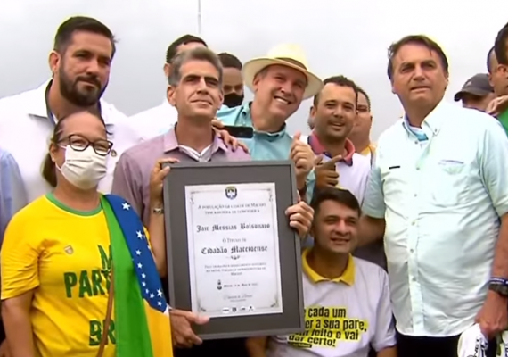 Durante inauguração, Bolsonaro recebe título fake de cidadão honorário de Maceió
