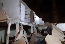 Laje de residência desaba no conjunto Dubeaux Leão, em Maceió