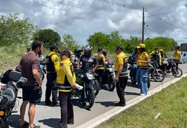 DMTT promove ação educativa com motociclistas na Avenida Rota do Mar