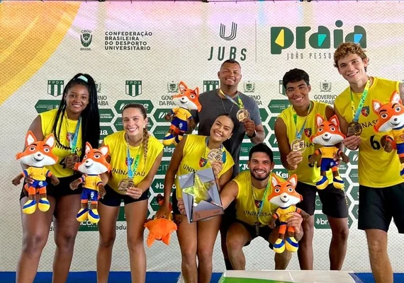 JUBs Praia 2025: equipe de vôlei 4x4 da UNINASSAU Maceió conquista bronze