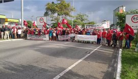Manifestantes do MST interditam BR-101, em Natal, em prol da reforma agrária