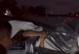 Vídeo: Duas pessoas ficam presas às ferragens de mãos dadas após acidente na AL-101
