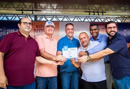 Igreja Nova recebe 16 ruas pavimentadas e kits de irrigação
