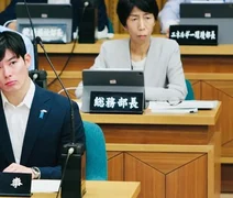 Governador mais jovem do Japão chama atenção na web por aparência