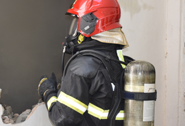 Corpo de Bombeiros combate incêndio em estabelecimento comercial na Ponta Verde, em Maceió