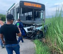 Ônibus e carro batem de frente e deixam dois mortos em Porto Calvo