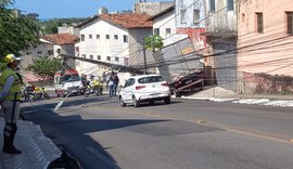 Caminhão colide em poste após perder os freios, no Jacintinho