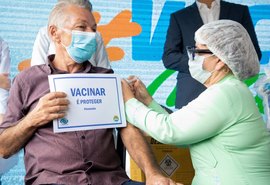 Maceió imuniza quase 3 mil profissionais de saúde e idosos