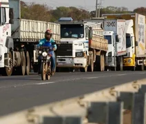 Após anúncio de aumento do combustível, caminhoneiros cobram Bolsonaro e falam em greve