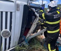 Motorista fica preso às ferragens após tombamento de caminhão em Maceió