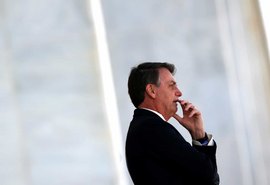 Congelar salário de servidor é o remédio menos amargo, diz Bolsonaro