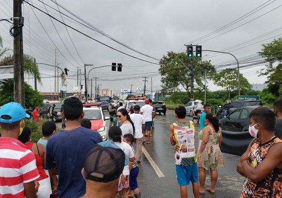 Ruas do Antares ficam alagadas e moradores fazem protesto por falta de pavimentação