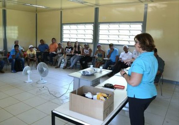 Criadores de assentamentos recebem capacitação sobre criação de galinha caipira