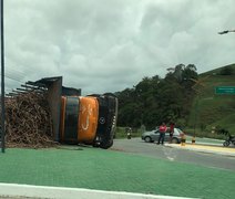 Caminhão com cana tomba em trevo no interior de Alagoas