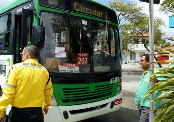 Equipes da SMTT recolhem ônibus irregulares em Maceió