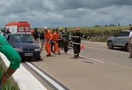 Grave acidente: Motorista fica preso às ferragens após colisão na BR-101