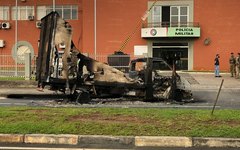 Veículo incendiado pelos criminosos em Criciúma — Foto: Janniter de Cordes