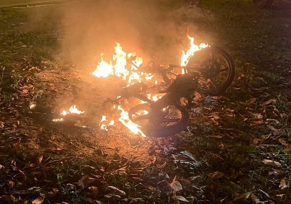 Suspeito de roubo é espancado e tem moto incendiada por populares