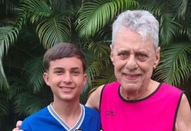 Mãe descobre que “Seu Chico”, colega de futebol do filho, é Chico Buarque