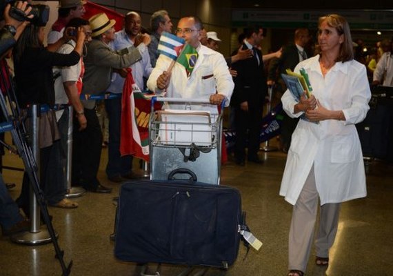 Governo estuda regularizar permanência de médicos cubanos no Brasil
