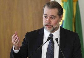 Presidente do STF derruba decisão que poderia soltar Lula