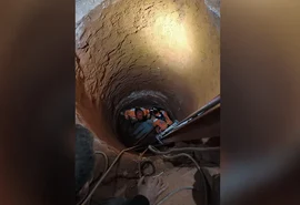 Mulher cai em buraco de oito metros ao sair para banheiro em MG