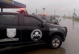 PM encontra entorpecentes em ônibus que transportavam torcida organizada