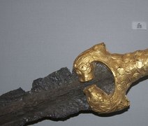 Bainha de espada dourada de 1.500 anos é encontrada na Noruega