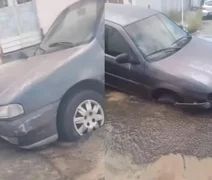 Parte dianteira de carro é 'engolida' por asfalto após vazamento na Pajuçara, em Maceió