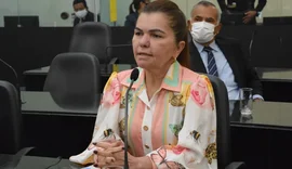 Deputada revoltada afirma 'Quem tiver seu símbolo de Novembro Azul bote na testa'