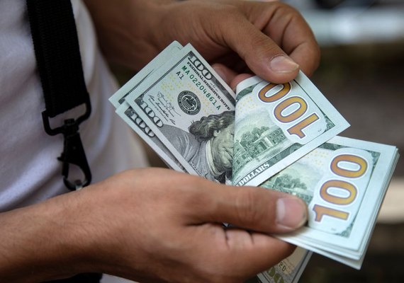 Dólar tem maior queda em três semanas e fecha abaixo de R$ 5,40