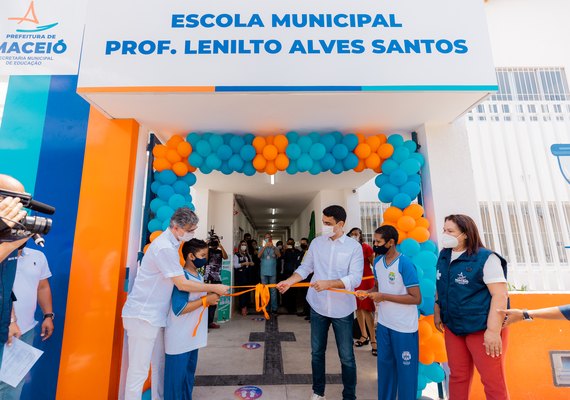 Prefeito JHC entrega Escola Lenilto Alves totalmente reformada à população do Jacintinho
