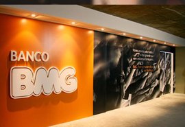 Banco BMG deve indenizar cliente por cobranças de cartão de crédito não contratado