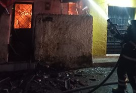 Vídeo: residência pega fogo e fica destruída na Vila do Brejal