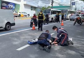 Idosa sofre traumatismo craniano após ser atropelada por moto na Fernandes Lima