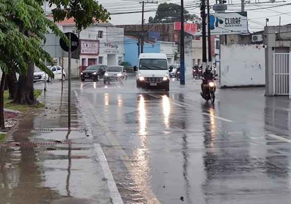 Chuva forte mantém Alagoas em alerta; Inmet amplia aviso até sábado