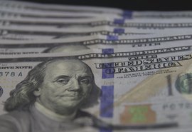 Dólar cai e volta a se aproximar de R$ 4,60