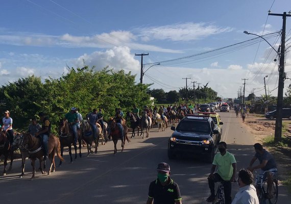 Em despedida ao ex-prefeito Kaika, moradores lotam ruas