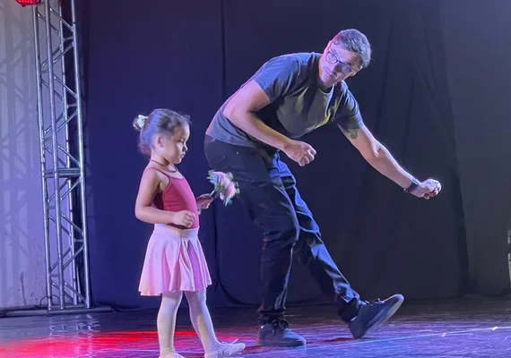 Pai dança balé para ajudar filha envergonhada durante festival; veja o vídeo