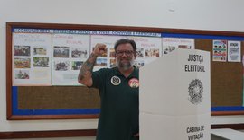 Fleming, único candidato da esquerda ao Senado, vota em Maceió