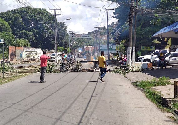 Moradores protestam contra a Braskem e bloqueiam via no Mutange