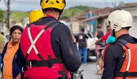 Corpo de Bombeiros resgata pessoas ilhadas após inundação em Atalaia