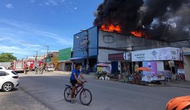 Incêndio atinge loja na Feirinha do Tabuleiro, em Maceió