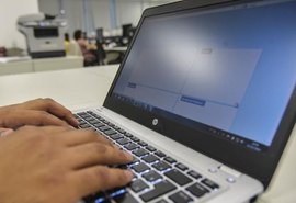 Tempo gasto em computadores afeta bem-estar de jovens, diz pesquisa