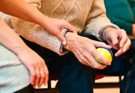 Cuidadora que dopava idoso e deu golpe de R$ 27 mil é interrogada