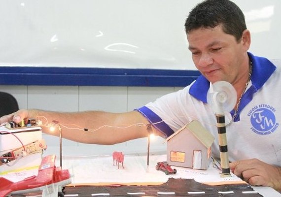 Aluno da Educação de Jovens e Adultos cria projeto de energia eólica