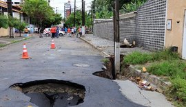 Asfalto cede e Defesa Civil evacua apartamentos no Pinheiro em Maceió